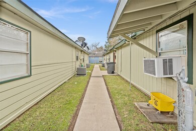 2200 Peach Ave unit 3, Bay City, TX 77414 - photo 2