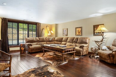 38390 US6-039-041-Living Room-MLS_Size