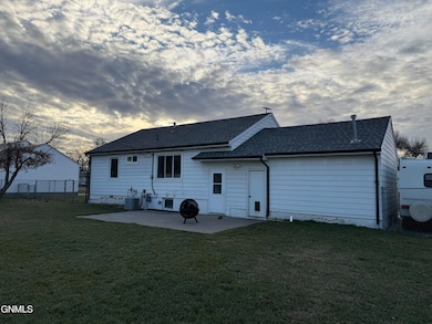 1232 8th Ave W, Williston, ND 58801 - photo 3