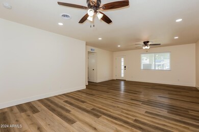 003-photo-living-room-13673907