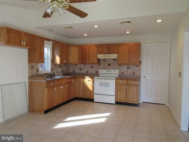 324 Appletree Dr, Levittown, PA 19055 - photo 5