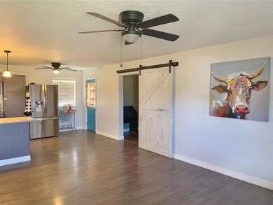 204 N Elk Dr, Cache, OK 73527 - photo 4