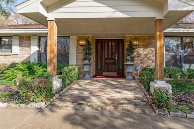 1205 Shady Creek Dr, Euless, TX 76040 - photo 4