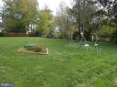 2121 Reynolds St, Falls Church, VA 22043 - photo 2