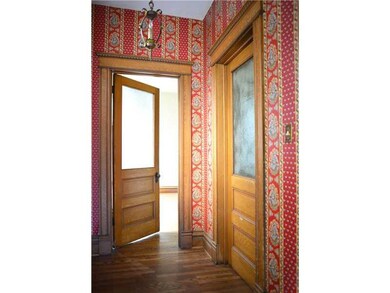 Entry/Foyer.