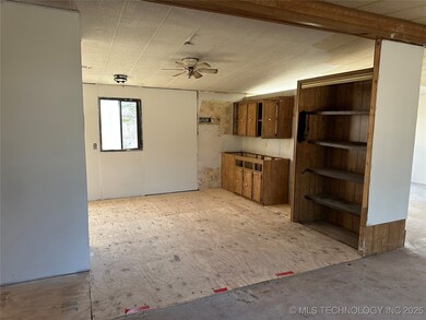 236 S Otis Ave, Dustin, OK 74839 - photo 6