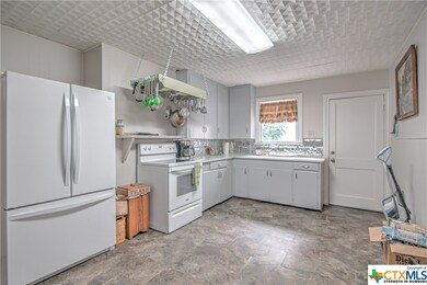 1003 E Weinert St, Seguin, TX 78155 - photo 2