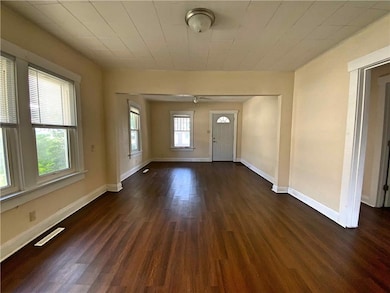 722 S 3rd Ave W, Newton, IA 50208 - photo 4