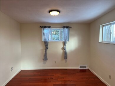 Den off Livin g Room (enclosed could be another be