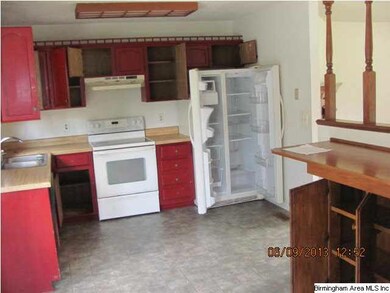 Eatin kitchen with plenty of cabinets