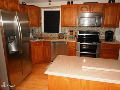 813 E Spur Ct, Lords Valley, PA 18428 - photo 3