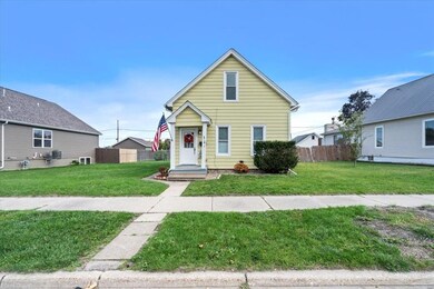 1813 Mallory St SW, Cedar Rapids, IA 52404 - photo 2
