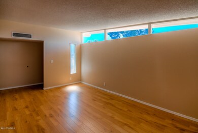 10 Living Room photo b-X2