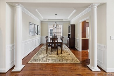 Dining room w/ tray ceiling and molding