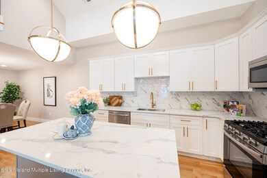 (4) Kitchen