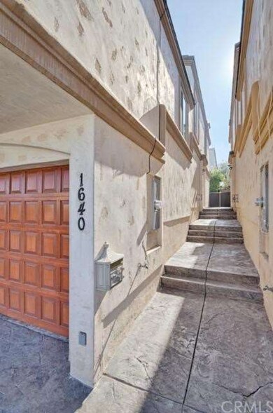 Entrance and house number