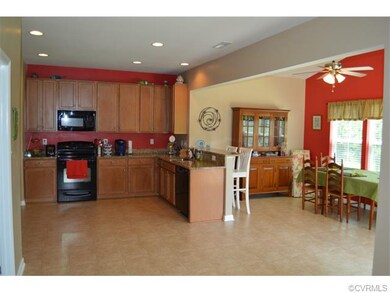 Wide Open Kitchen and morning room. Perfect for en