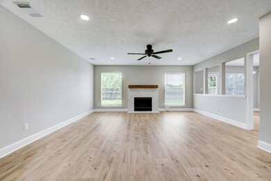 4001 Spring Branch Dr E, Pearland, TX 77584 - photo 4