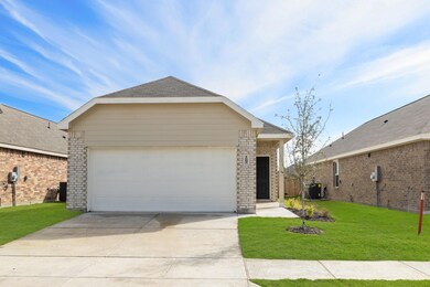 1605 Luke St, Ennis, TX 75119 - photo 2