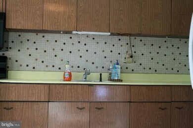 901 Regina Dr, Halethorpe, MD 21227 - photo 4