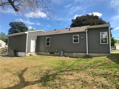 309 E 19th St S, Newton, IA 50208 - photo 2