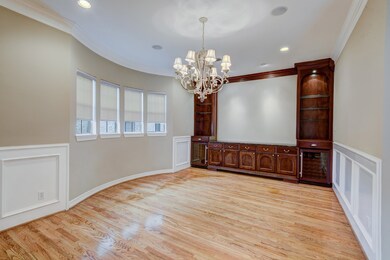 Massive Formal Diningroom w/custom built-in'
