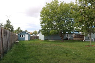 Yard & single car garage<|><|>