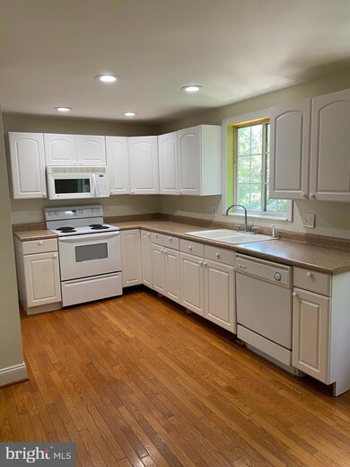 8122 Parkdale Ct, Springfield, VA 22153 - photo 6