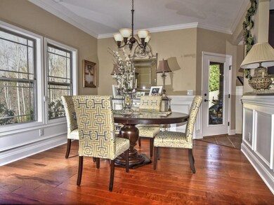 FORMAL DINING WGREAT VIEWS