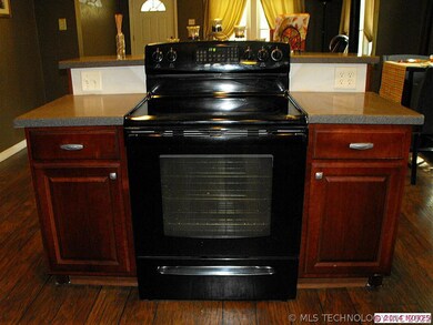 Island / Bar With Convection  Oven