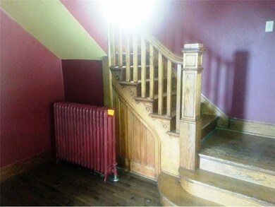 Entry/Foyer.