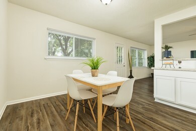 323 Coventry Ln, Alvin, TX 77511 - photo 4