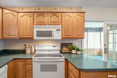 2404 W 46th St, Davenport, IA 52806 - photo 7