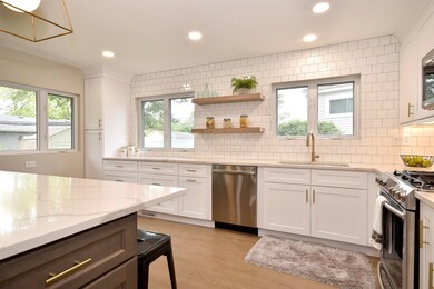 426 E Huntington Ln, Elmhurst, IL 60126 - photo 6