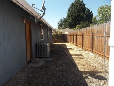 2402 Pinebrook Cir, Medford, OR 97504 - photo 4