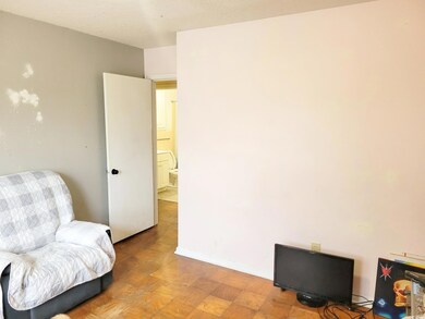 Sitting room with light parquet flooring