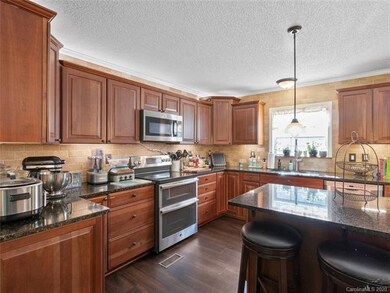 138 Woodview Dr, Statesville, NC 28625 - photo 4