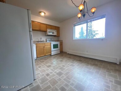 Kitchen:Dining Area