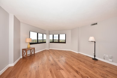 Diamond Tower unit 10C, Milwaukee, WI 53202 - photo 5