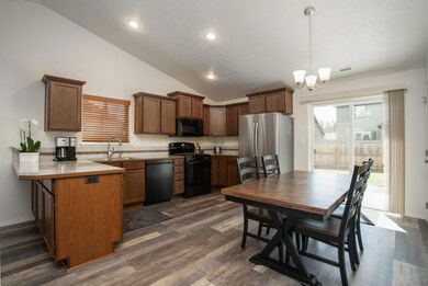 3132 SW Deschutes Ave, Redmond, OR 97756 - photo 7