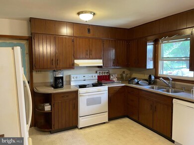 1638 Hammond Dr, Chambersburg, PA 17201 - photo 2