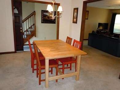 Wonderful dining room for those family dinners. Op