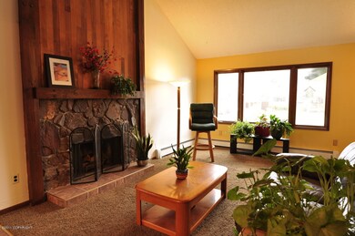 Livingroom w/ fireplace