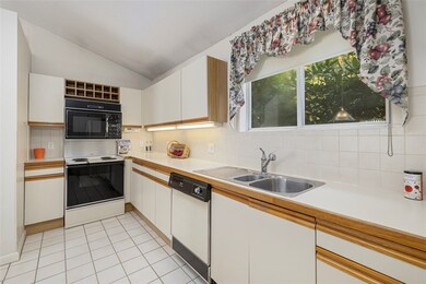 931 Williamsburg Cir, Warwick, RI 02886 - photo 7