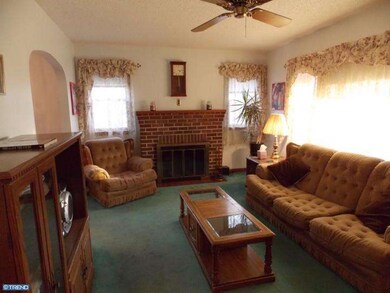 204 Hazel Ave, Folsom, PA 19033 - photo 4