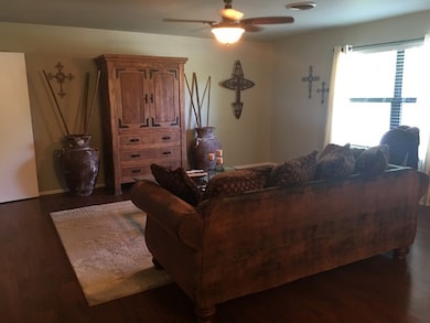 602 Bunny Dr, Fredericksburg, TX 78624 - photo 2