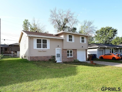 4927 Robin Dr, Omaha, NE 68157 - photo 2