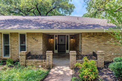 1406 Shady Creek Dr, Euless, TX 76040 - photo 3