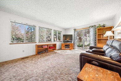 8221 Colonial Way, Central Point, OR 97502 - photo 3