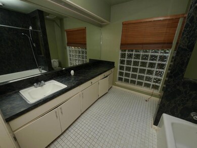 301 E Hutchinson St, Beeville, TX 78102 - photo 7